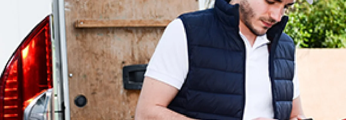 Lieferant mit Portemonnaie